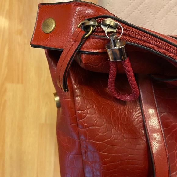 Bueno red faux leather travel bag - Picture 12 of 16